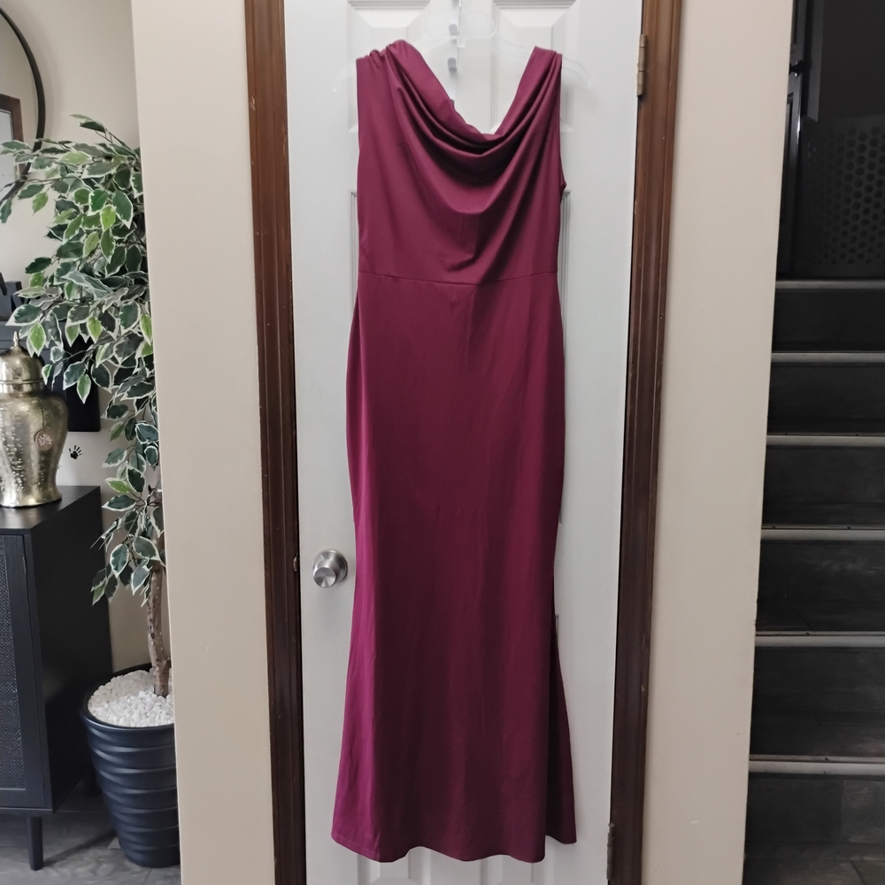 Elegant Burgundy Maxi Dress